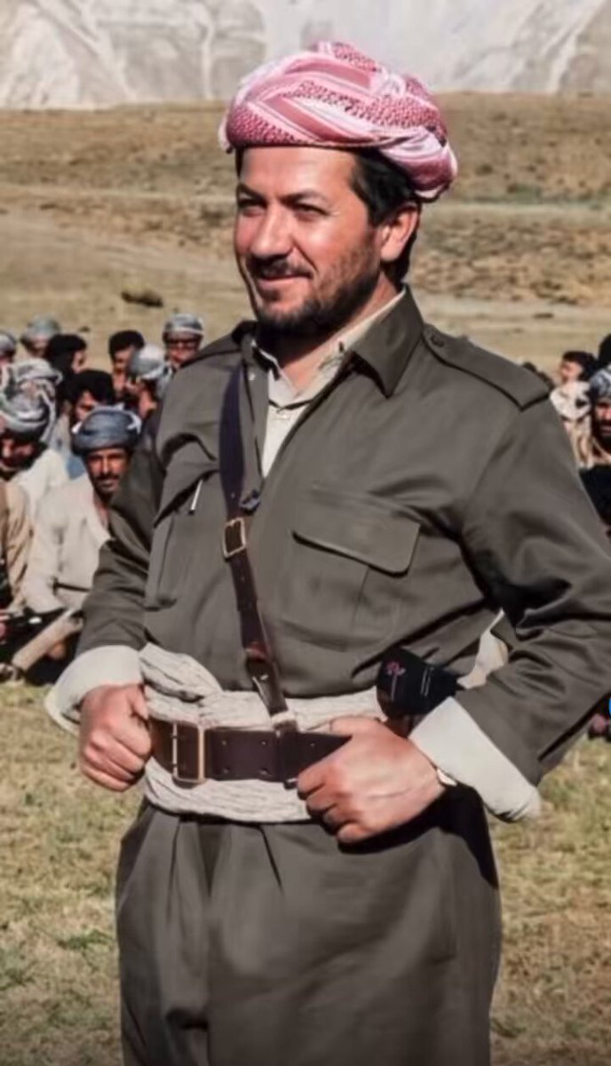 🟢 Başkan Mesud Barzani’nin gençlik yıllarına ait bu fotoğraf, sosyal medyada büyük bir ilgiyle paylaşılırken, birçok kişide derin duygular uyandırdı.