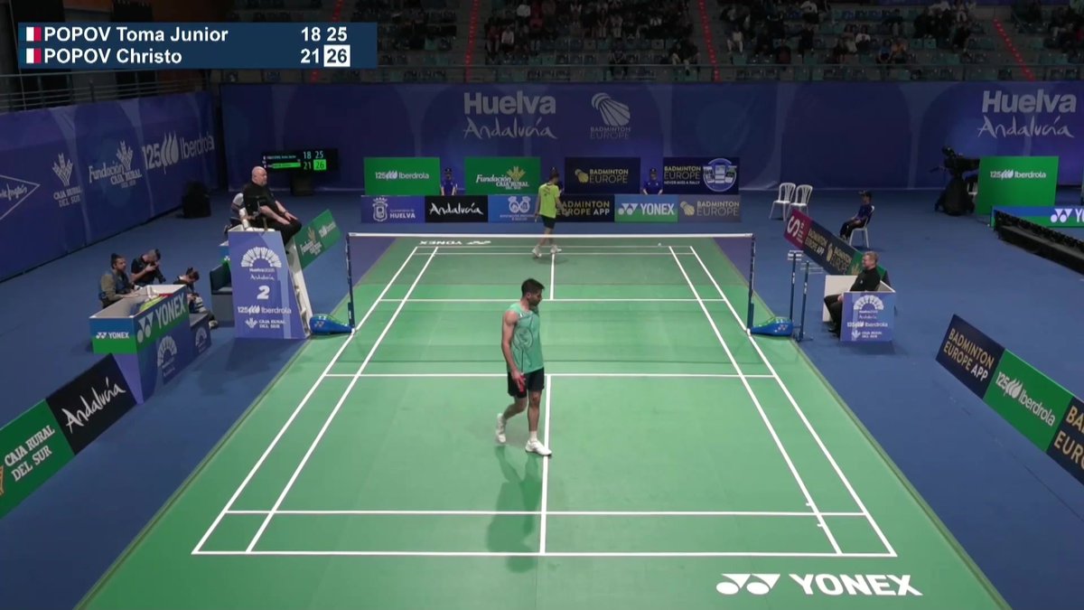Mené 17-20 au deuxième set, Christo Popov remporte le deuxième set 27-25 face à son frère Toma Junior ! Le Français affrontera Anders Antonsen en finale des Championnats d'Europe #lequipeBADMINTON