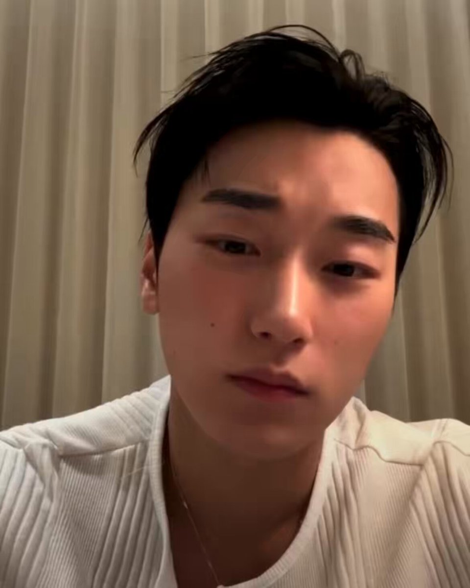 목에 주근깨있는거 우리가 엄청 좋아해주니까 안 빼고 그냥 냅뒀대 하ㅠㅜ 별로 빼고싶진않앗는데 우리가좋아해줘서다행이었다고이럼