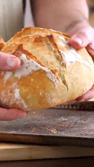¿Hacemos Pan Casero con corteza dorada y crujiente? 🍞 Compartimos una manera fácil de hacerlo en casa y además sin amasar! Receta: