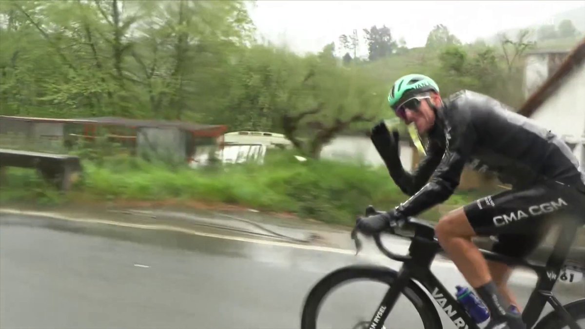 Ptdrrrr 14 ans et il tape le peloton tout en faisant coucou à la caméra il va être ingérable