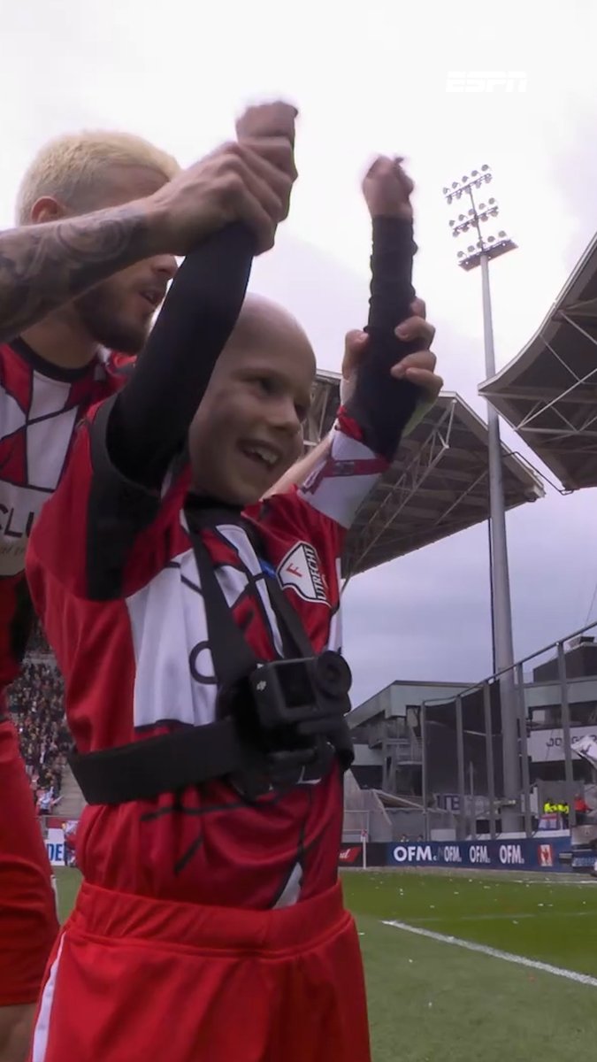 Bijzondere aftrap van Jimi (6) bij FC Utrecht ❤️🥹 #utrtel