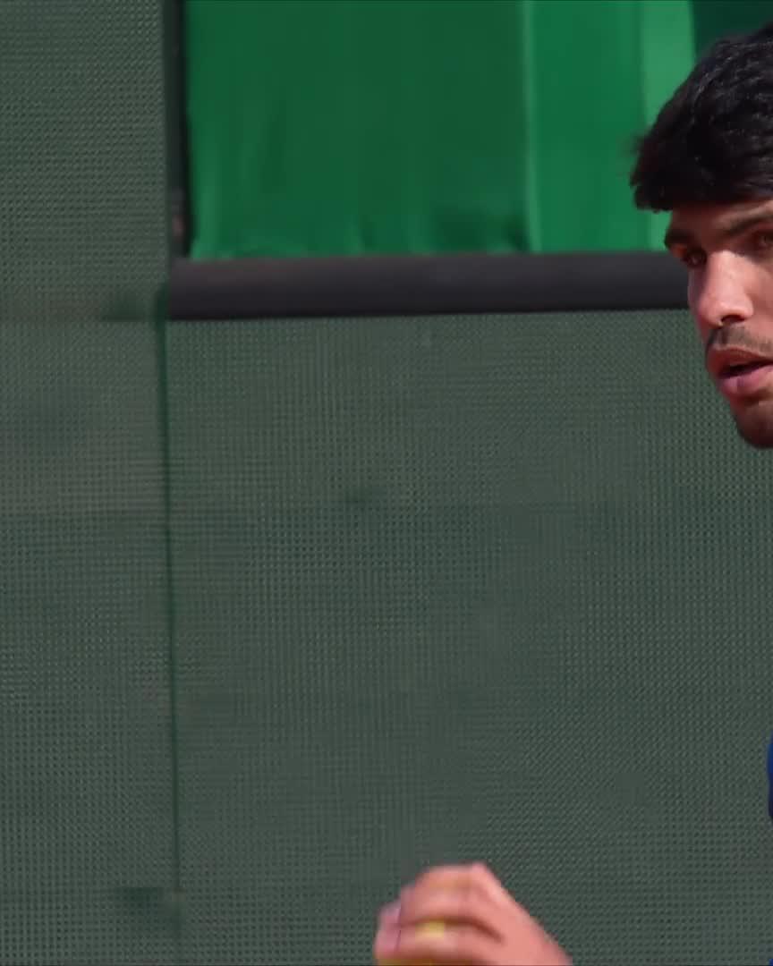 Os doy un consejo: Mírense los dos puntos que hace Alcaraz para romper el saque a Vacherot en el penúltimo juego del partido. DESCOMUNAL. Cuando Carlitos eleva el nivel y tiene ese momento de efervescencia, es injugable.