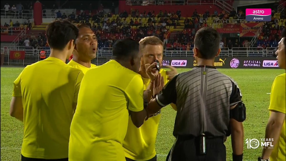 Sedikit kekecohan di akhir perlawanan, selepas wisel ditiupkan lebih awal oleh pengadil perlawanan yang menyaksikan staff kejurulatihan Selangor FC berang! #LigaSuper2526 #DemiLigaKita