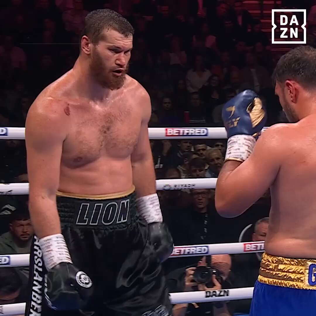 Dave Allen really threw the kitchen sink at Arslanbek Makhmudov in round 9 🤯 #AllenHrgovic | May 16 | Live on DAZN ▪️