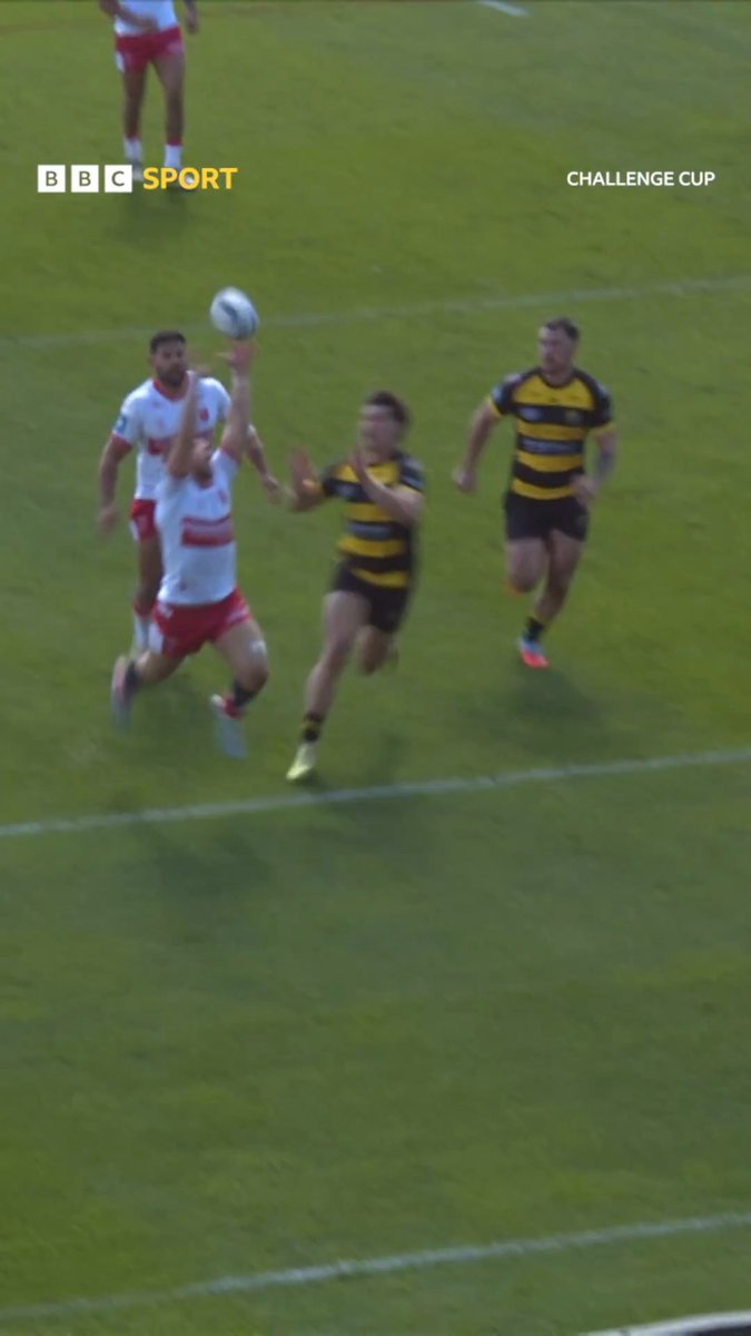 Mikey Lewis magic ✨✨ Quick thinking from Hull KR's talisman helped the defending champions to the #ChallengeCup semi-finals for a fifth year in a row! 🏆
