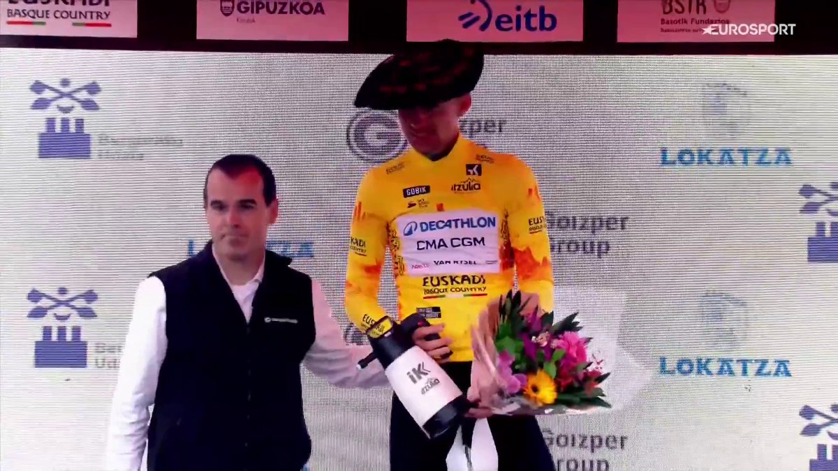 SEITXAPELDUN 👏 🔥 Paul Seixas conquista la #Itzulia2026 con solo 19 años y recibe esa txapela que le corona como ganador de la carrera por etapas #LaCasaDelCiclismo