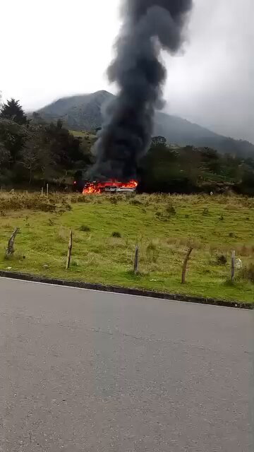 #ATENCIÓN Un bus de servicio público adscrito a la empresa Concorde fue incinerado en el sector de Presidente (Chitagá), en Norte de Santander. Este es el tercer hecho violento en el departamento en menos de 5 horas, tras los ataques a la Policía en Cúcuta y Ragonvalia.