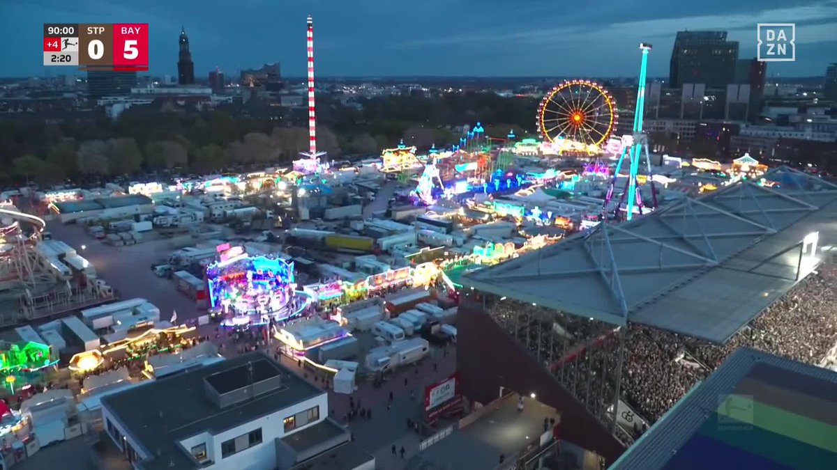 Qué pasada la feria del St.Pauli pegadita al estadio 😍 #BundesligaEnDAZN 🇩🇪