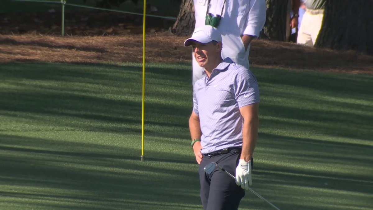 Rory finds the water and then his bogey putt lips out on 11 😱 His lead is down to just one.