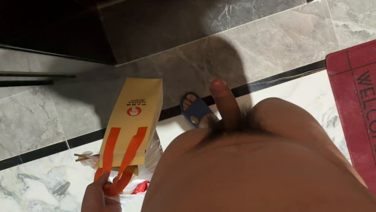 逐渐大胆中..全裸出去丢垃圾（本体出有点胖不喜你看你妈）咳咳不是（试图变文明） 嗯对大概就是拍的时候太色了没忍住开始撸了，想看撸的部分请跳转到00:56 不行了放假一天不到撸了五法，再撸就要坏掉了 #本体 #自慰 #野裸