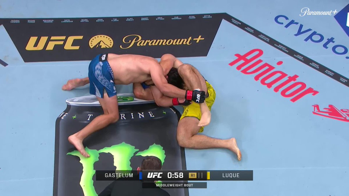 🇧🇷 Vicente Luque finaliza 🇺🇸 Kelvin Gastelum no 1º round no UFC 327. Não se espera muito de nenhum dos dois no UFC a essa altura, mas se esperava menos ainda do Luque. Ele foi lá e contrariou isso. Segue vivo no UFC após 2 derrotas. #UFCBR