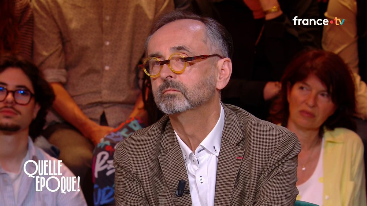 🗣️ "Les repas peuvent mal se terminer quand on discute de politique." Robert Ménard publie Lettre à Clara, une lettre à sa fille de 24 ans : féministe, anticapitaliste, insoumise. Lui, ex-patron de Reporters sans frontières devenu maire soutenu par le RN. Il revient sur ce gouffre politique entre eux et sur ce virage à droite qui a tout changé.