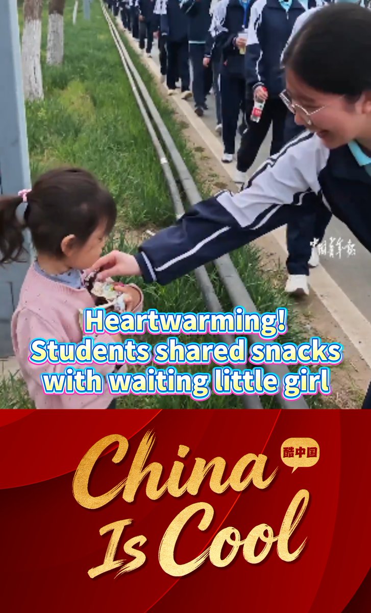 So heartwarming! A mom waited roadside with her younger daughter for her son, who was taking part in a spring hike. As students passed by, they greeted them warmly and kept sharing little snacks with the girl. 💛🌸#AmazingKids #ChinaStory