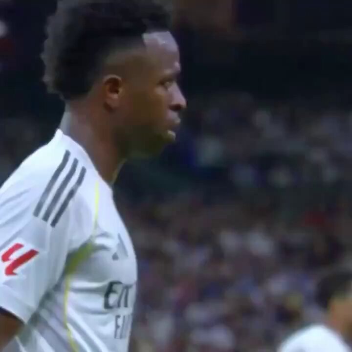 أقسم بالله، فينيسيوس يُحارب نجاح مبابي في ريال مدريد. فينيسيوس لا يمرر الكرة لمبابي أبدًا عندما يكون في وضعية جيدة للتسجيل، خاصةً مع المدرب أربيلوا ، لأن اللاعب مع اربيلوا استعاد حريته في الانانيه . لاعب فاسد .