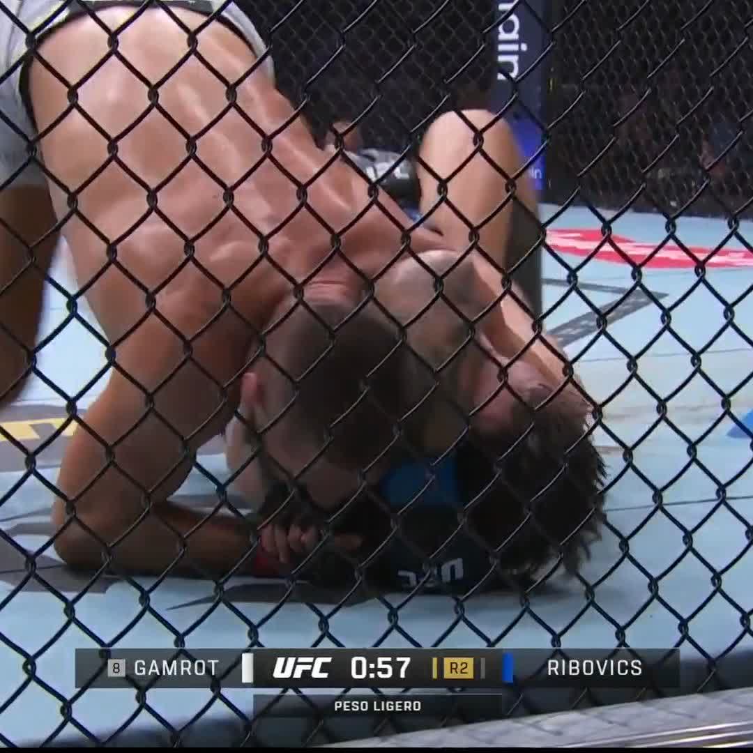 Aguantó hasta donde pudo pero Mateusz Gamrot es una bestia y por algo tiene los triunfos que tiene en UFC Para Esteban Ribovics 🇦🇷 es barajar y dar de nuevo, aun tiene todo por delante, era una pelea predecible y pasó lo que no queríamos 😭😭