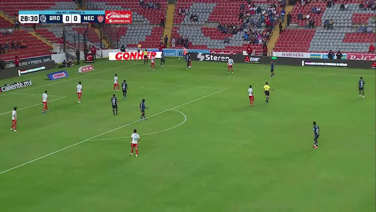 LOCURA DE GOLAZO Una joya lo que regala Homenchenko en el Querétaro vs Necaxa. Golpeo desde fuera del área grande y la coloca al poste contrario. QUÉ PUTO GOLAZO.