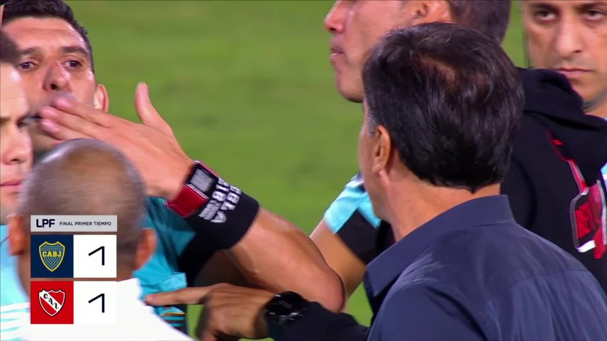 ¿FUE PENAL SOBRE VELASCO? Merlos lo cobró tras revisar la jugada en el VAR, lo comunicó, se ganó el aplauso irónico de Quinteros. Luego, Milton Giménez lo cambió por gol para el 1-1 de Boca ante Independiente y el DT del Rojo se fue expulsado por protestar.