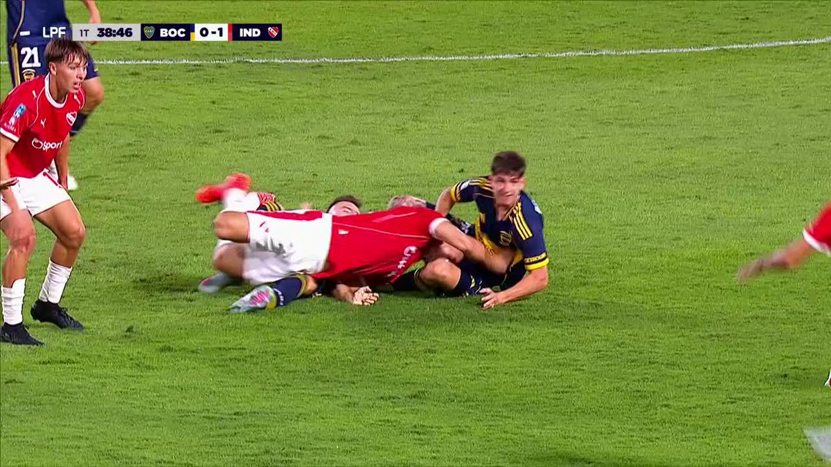 LA JUGADA MÁS CURIOSA DEL CLÁSICO EN LA BOMBONERA: Marcone se agarró contra Belmonte, Braida y Rey Domenech mientras el partido se seguía jugando.