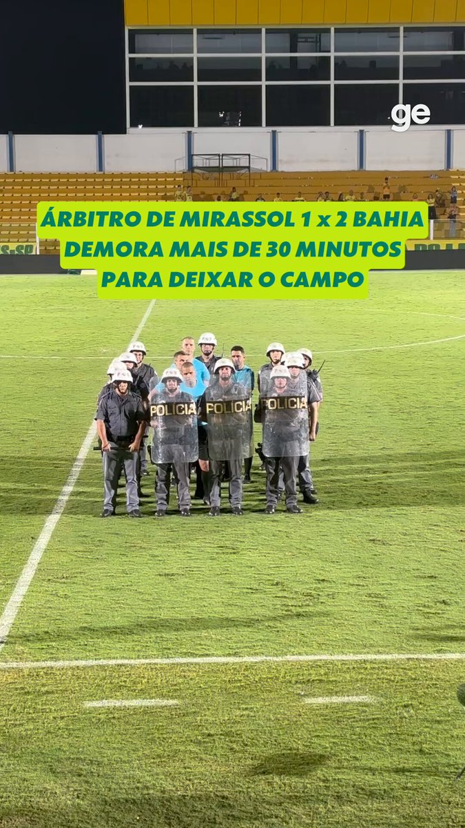 O árbitro Paulo César Zanovelli saiu de campo 35 minutos depois do apito final de Mirassol 1x2 Bahia. O Mirassol reclamou muito de uma falta na origem do lance do segundo gol do Bahia, mas a arbitragem mandou seguir. 🗞️ | 🎥 Premiere ge