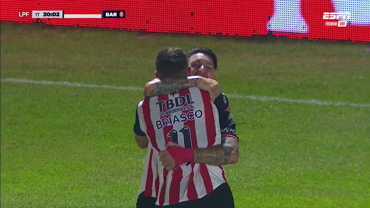 JAJA PERO MIRÁ EL GOLAZO QUE HACE DAMIAN MARTINEZ!!!