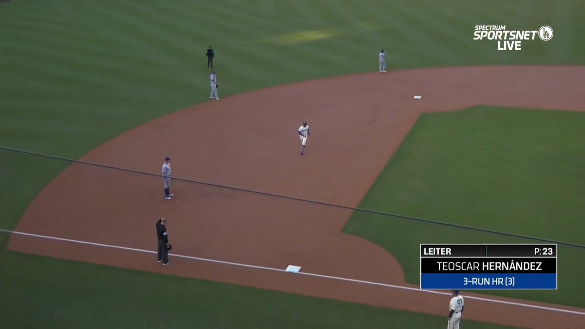 Three-run blast for Teoscar and it’s a four-run first inning for the Dodgers!