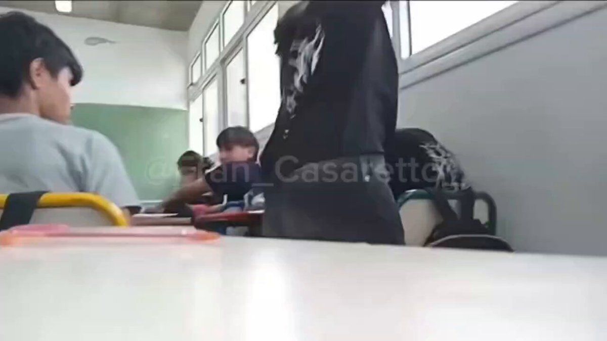 APLAUSOS PARA ESTE CRACK Mientras otros miran, este niño sí actuó. Ante abusivos no bastan palabras: alguien que no se quede quieto. Lealtad pura.