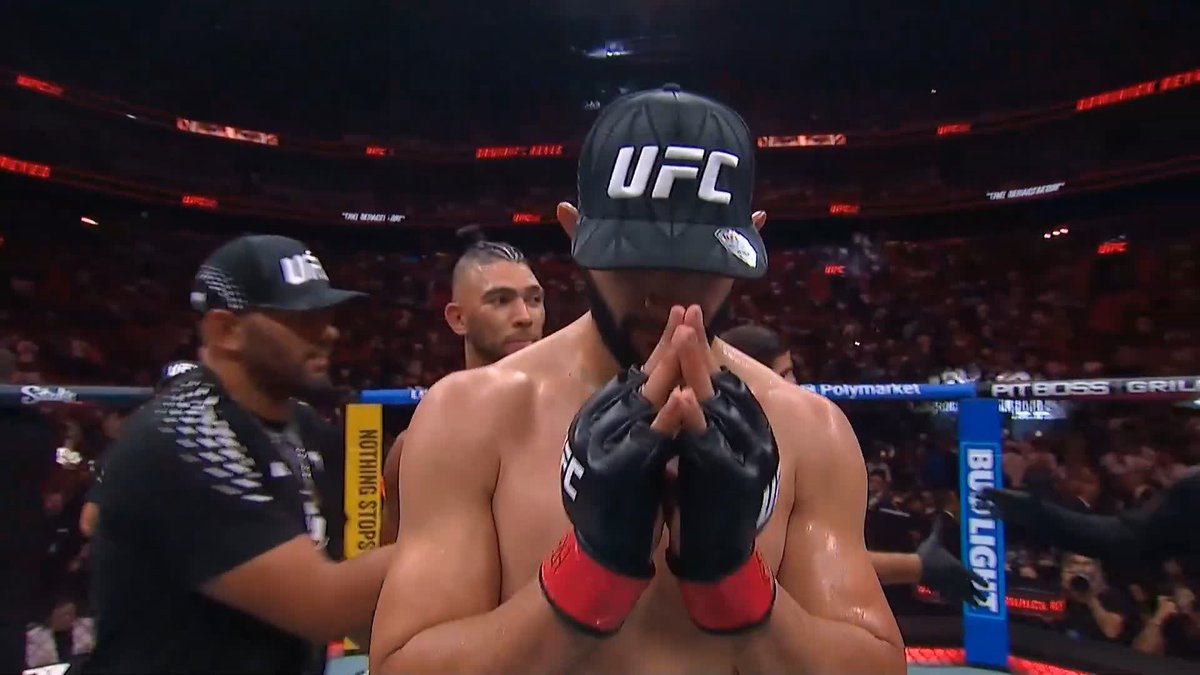 C’était le bon gros combat de merde l’année. Nullard casquette a gagné face à nullard sous tresses. Félicitations pour rien. Il faut déchirer les contrats 🙏