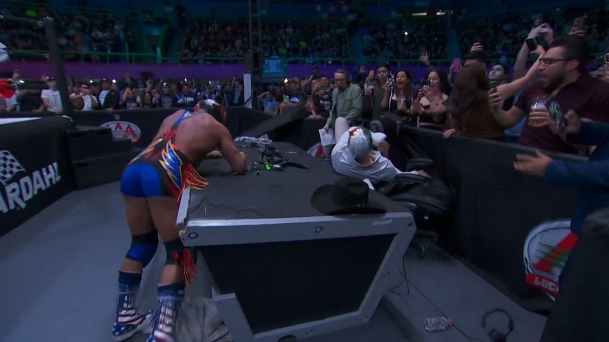 It is CHAOS at ringside between the two El Grande Americano's! 😱