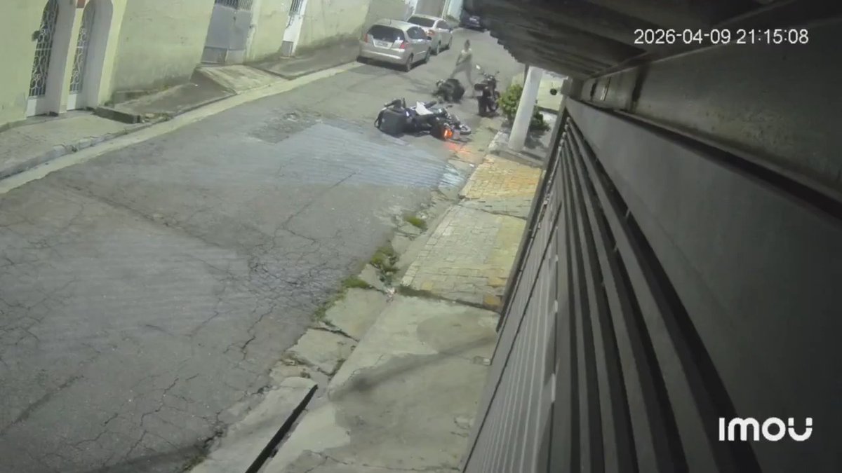 Footage reportedly showing an off duty female police officer in Sao Paulo, Brazil approached by two would be robbers. The criminals announce their intentions to rob her, she performs a solid draw of her pistol and gets accurate hits on both criminals. According to local news - both men were killed 👌🏽 Carry accordingly... #CityLife #brazil #crime #police #saopaulo #FAFO #education
