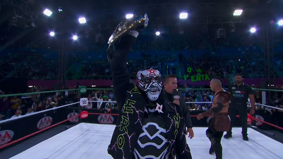 Penta está aquí para defender por primera vez el Campeonato Intercontinental aquí en México frente a El Hijo del Vikingo en el evento estelar de esta noche 🏅😎👌 #AAAenFOX