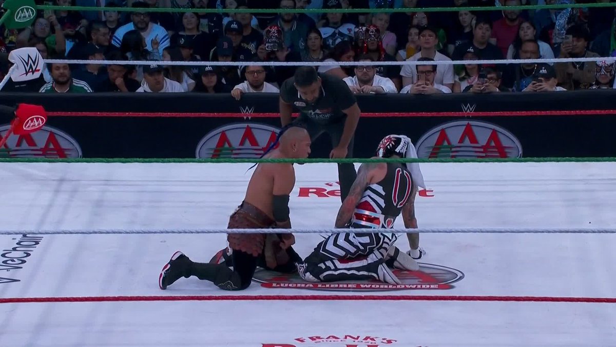 It is BACK and FORTH in this match! 😤 PENTA EL ZERO M