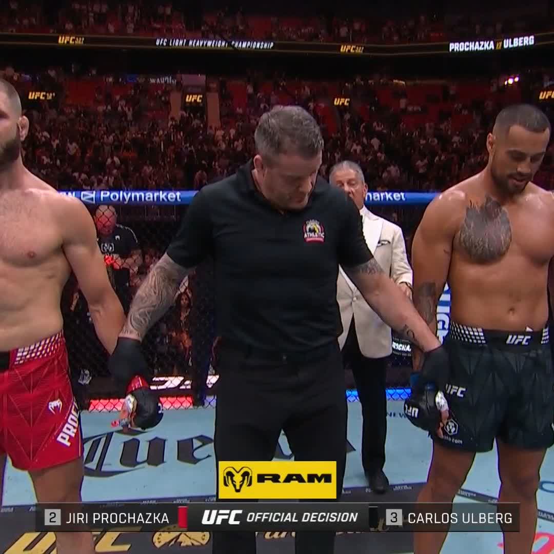 勝ち名乗りを受けるアルバーグ！ イリーは王座獲得とはならなかった。 #UFC