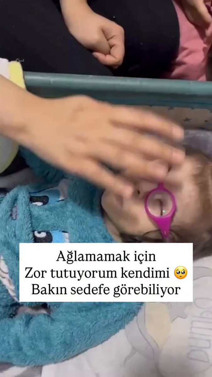 Şimdi ailesi WhatsApp’tan paylaşmışlar çok duygulandım. Daha ameliyattan sonraki ikinci günü. Kardeşleri ellerini yüzüne götürdüğünde fark ediyor ve dokunmak istiyor. Yarın inşallah ziyaret edeceğim ve gelişmeler hakkında size bilgi vereceğim ❤️‍🩹