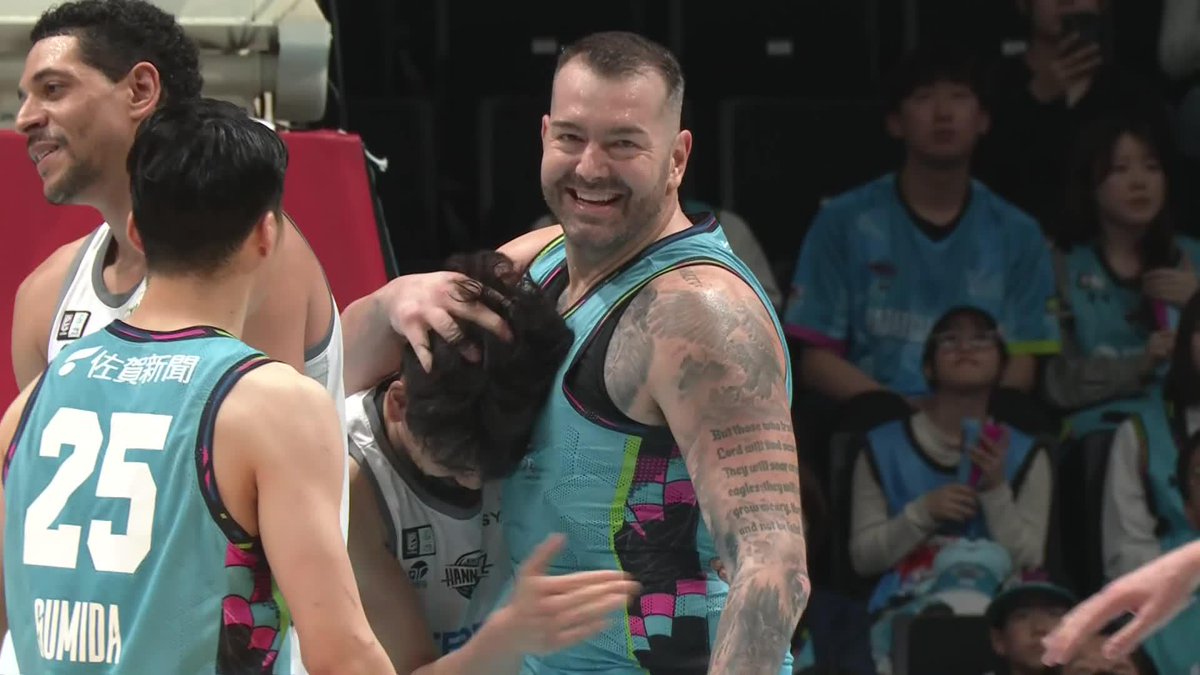真剣勝負だからこそ生まれる相手へのリスペクト🫂 Josh Harrellson ジョシュ・ハレルソン🐻‍❄️ 【公式】佐賀バルーナーズ 🏀 古川 孝敏 京都ハンナリーズ 📡バスケットLIVEで生配信中 #Bリーグ #りそなグループ