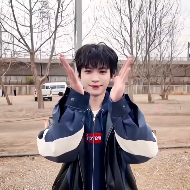 Xiaoyu exploring the fair ~ and once again, his face is meme material 🤭
