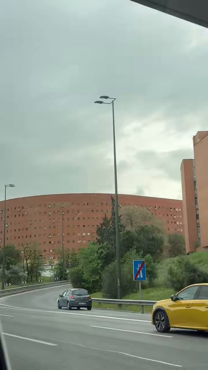Sáenz de Oiza es el autor de obras de arte de la arquitectura como Torres Blancas o la Torre BBV de Castellana. También diseñó El Ruedo y aquí delató tanto de una sociedad que confundía integración con segregación. Unas viviendas para vulnerables que parecen una cárcel.