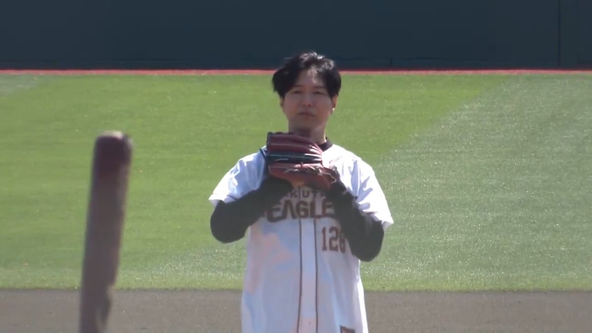 「楽天カード 進撃の巨人デザインデー」 今日の始球式は、 「#進撃の巨人」リヴァイ役👤 声優の #神谷浩史 さん! ナイスピッチングでした⚾💨 #RakutenEagles #強鷲革新