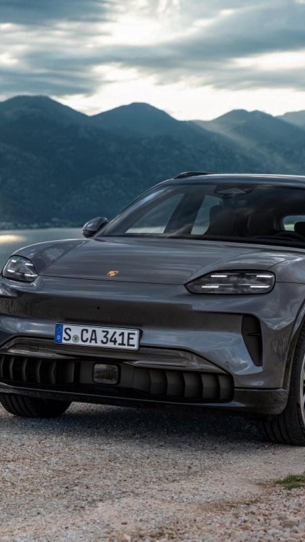 Le Cayenne électrique devient la Porsche la plus puissante 🚙 Avec 1.156 chevaux, le moteur 100% électrique du nouveau Cayenne, inspiré de la Formule E, offre au SUV la même accélération que la Porsche 911 Turbo S : de 0 à 100 km/h en 2,5 secondes. 🎙️ Julien Bonnet
