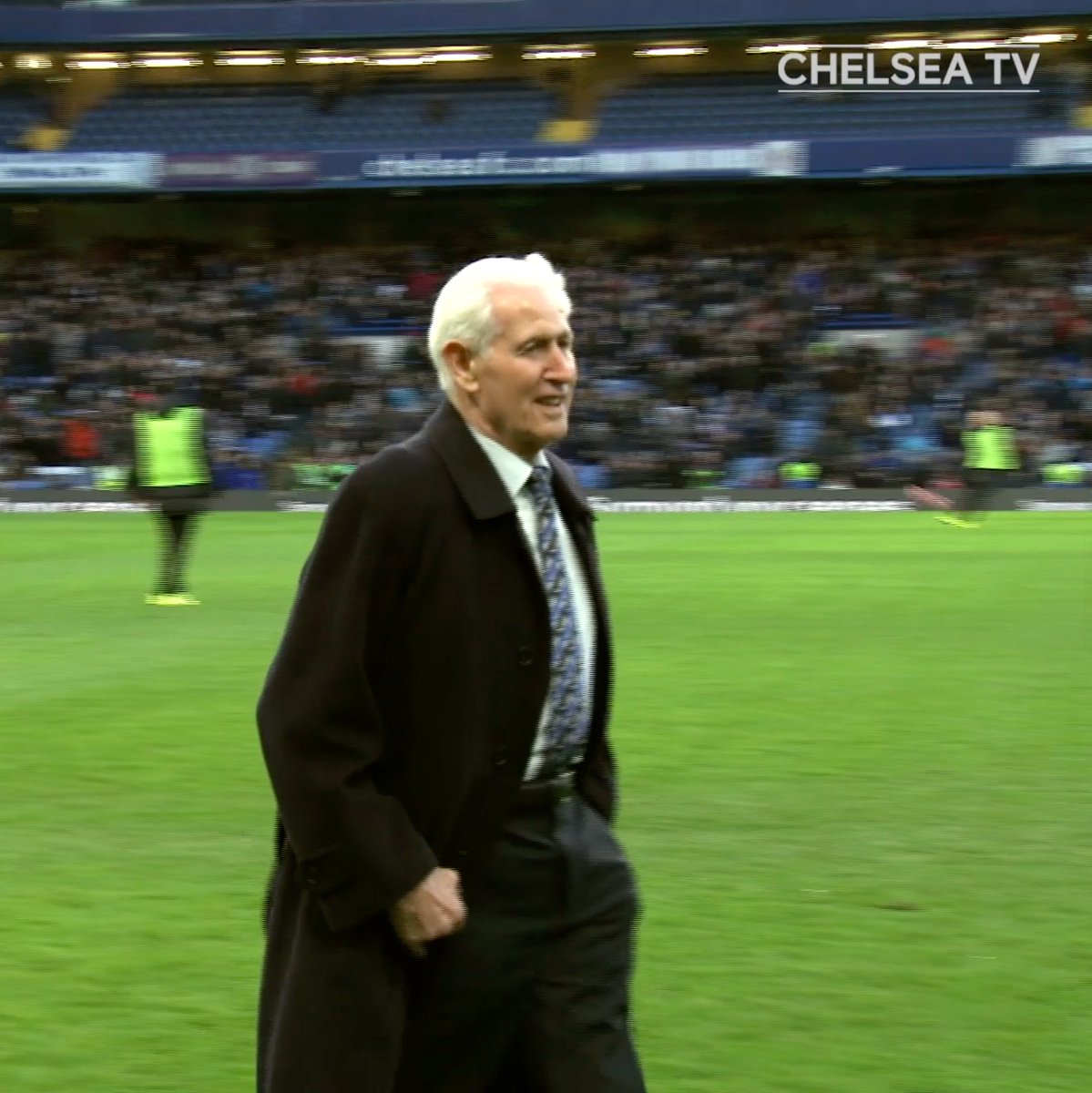 Before goalkeepers wore oven gloves they wore simple cloth green gloves 🧤🧤 Remembering the legend who sadly left us 6 years ago #Peter Bonetti 💙🙏