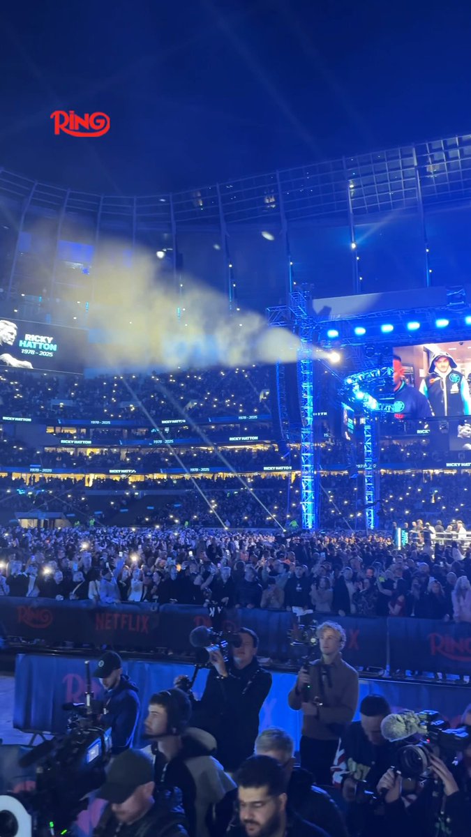 The beautiful moment Tyson Fury paid tribute to Ricky Hatton during his ring walk 🔵🌕
