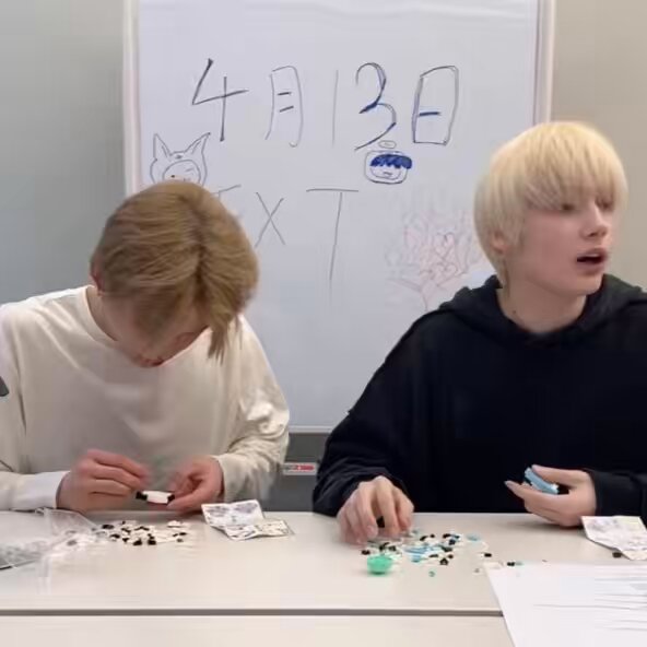🐧 “if you could express your feelings towards moas through weather, what weather would it be?” our moas are the clear sunshine so…a clear sky? isn’t that the best? a sunny day~