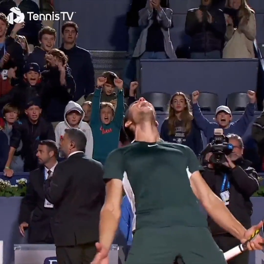 Pero esto que le hace a Alcaraz en el segundo 40 es una barbaridad. Encima todo por la envidia que sentía de que un chaval de 18 años le estuviese humillando. Como me alegro del downfall de Tsitsipas. Karma