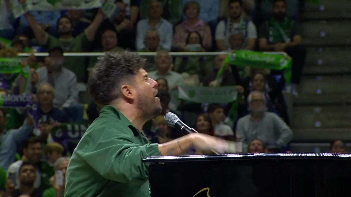 💚 "𝙎𝙞𝙚𝙢𝙥𝙧𝙚 𝙩𝙚 𝙡𝙡𝙚𝙫𝙤 𝙘𝙤𝙣𝙢𝙞𝙜𝙤..." Pablo López puso voz a un HIMNO que, con el paso de los años, se ha convertido en uno de los mayores TESOROS de nuestro deporte. Y hoy... ha vuelto a cantarlo en el Carpena. No hay palabras. Pelos de punta, UnicajaCB.