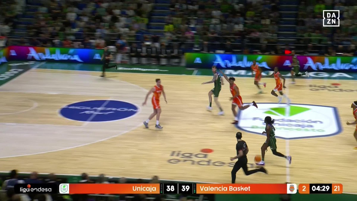 ¡𝑺𝑯𝑶𝑾 𝑻𝑰𝑴𝑬 en el Carpena! ¡Qué jugadón de Unicaja! 🍿🍿🍿 #LigaEndesaEnDAZN 🏀