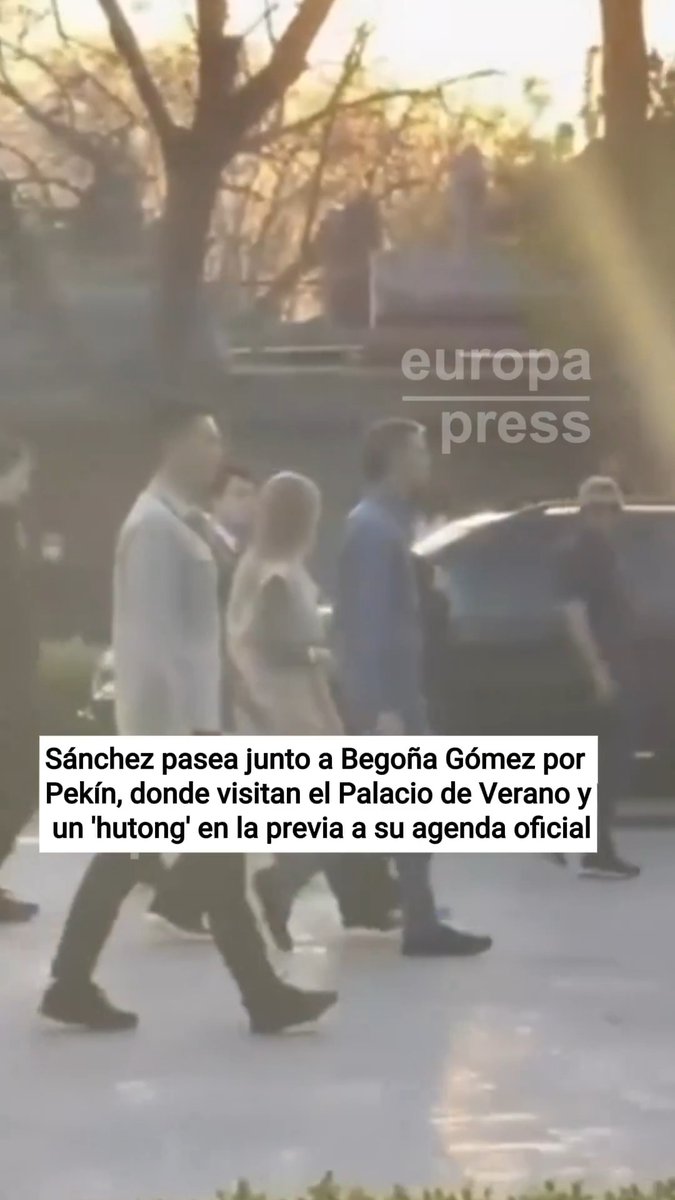 Sánchez pasea junto a Begoña Gómez por Pekín, donde visitan el Palacio de Verano y un ‘hutong’ antes del inicio de su agenda oficial