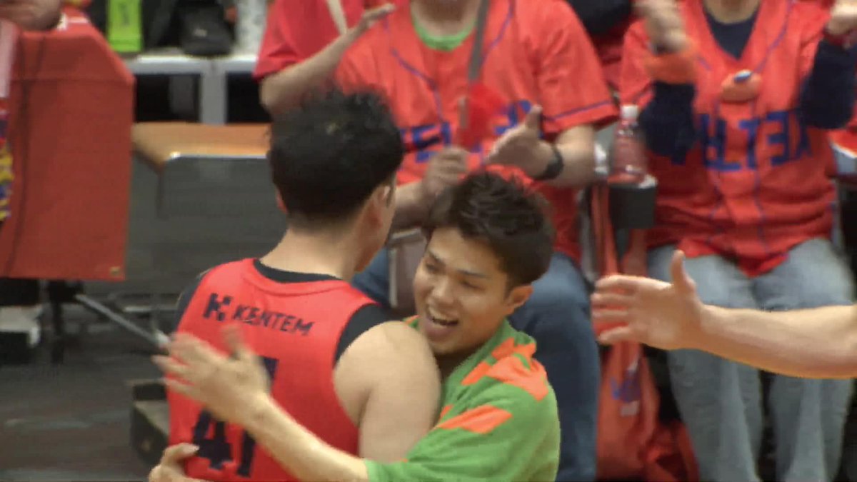 先日引退を表明した静岡#41 加納のホームラストダンス🕺 武器の3Pシュートを3本沈め、シーズンハイ9得点を記録。 試合後には引退セレモニーも行われました💐 加納誠也(Kanou Seiya) ベルテックス静岡【公式】 📡バスケットLIVEで見逃し視聴 #Bリーグ #りそなグループ