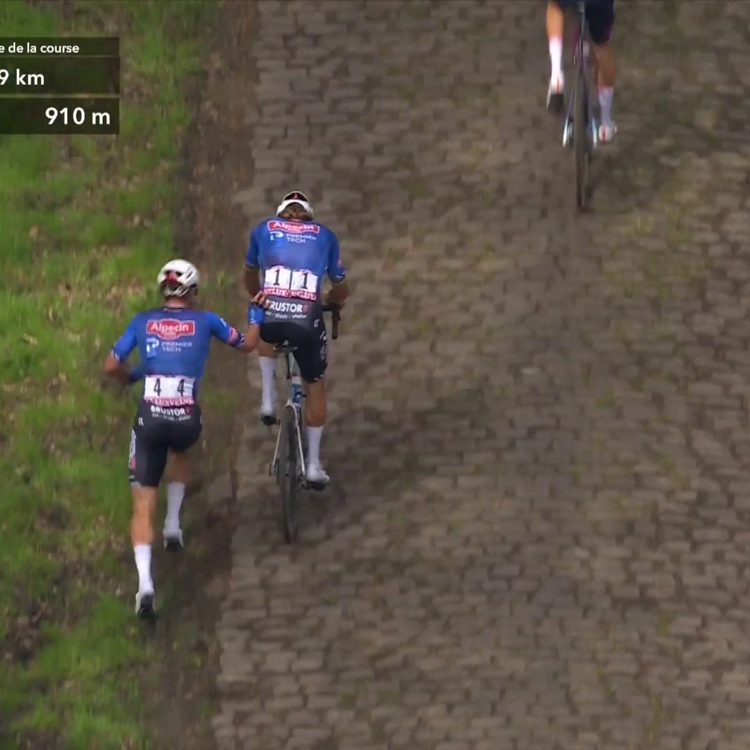 L'incroyable séquence de la double crevaison de Mathieu van der Poel dans la Trouée d'Arenbegr sur #ParisRoubaix. Le Néerlandais n'a pas pu repartir avec le vélo de Jasper Philipsen sur sa 1re crevaison. Tibor Del Grosso a joué lui le mécano.