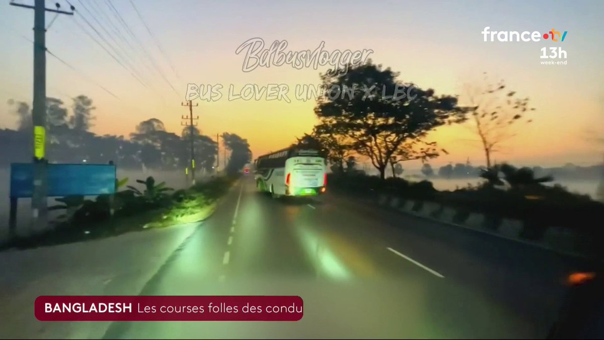 Au Bangladesh, les conducteurs de bus prennent des risques dangereux et insensés sur la route pour aller toujours plus vite. Ce phénomène est devenu un spectacle sur les réseaux sociaux, où les passagers filment pour encourager les personnes au volant. #JT13H