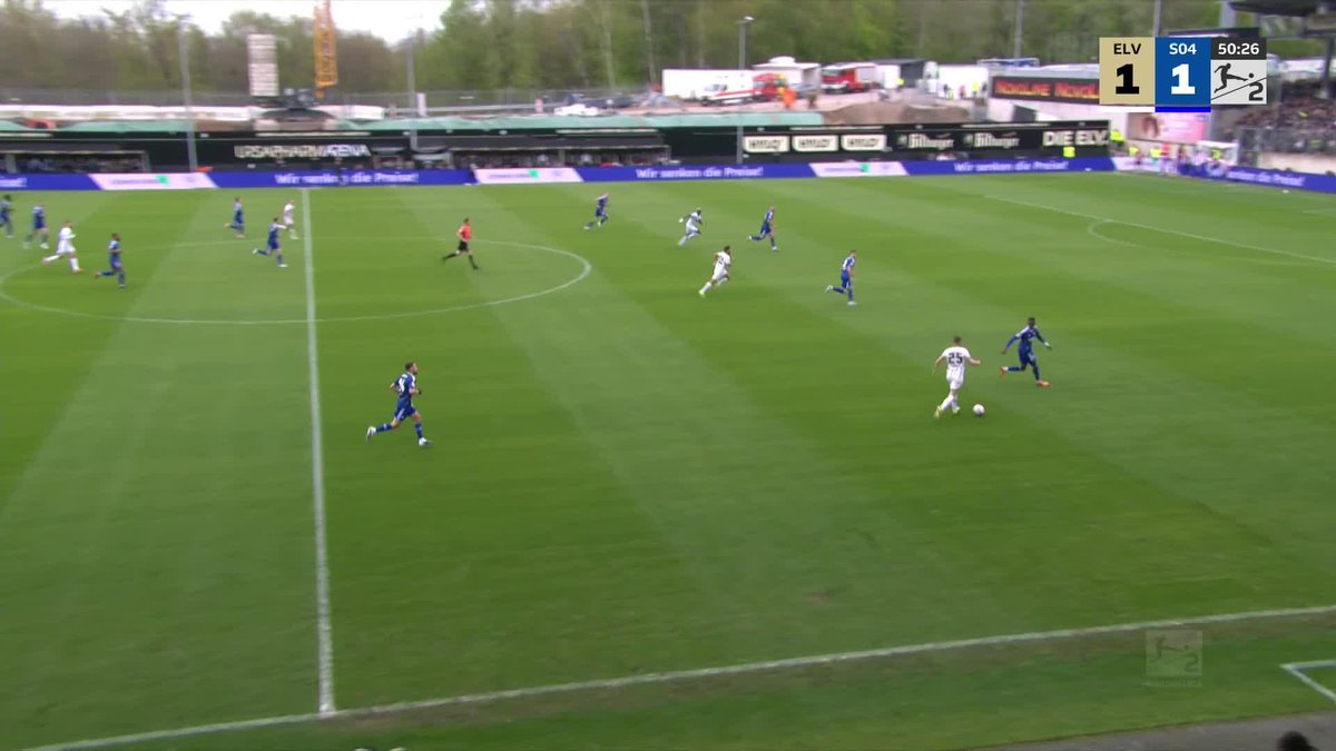 Klare Fehlentscheidung?! 😵 N´Diaye fliegt mit Gelb-Rot vom Platz! 🚨 In Unterzahl erzielen die Schalker dennoch das 2:1 gegen Elversberg. Die 2. Bundesliga live auf Sky 🍿📺 #sky2bundesliga #2bundesliga #ELVS04